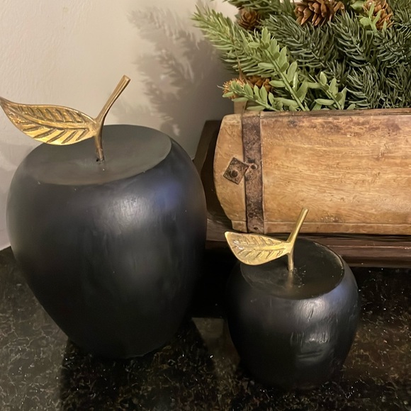 Set of 2 Black resin apples with brass stem and leaf. One is 6 1/2”, one 4” - Picture 3 of 4
